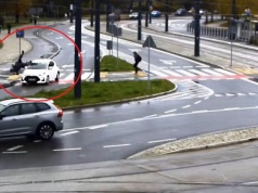 Olsztyn. 43-latek na rowerze wjechał pod koła toyoty