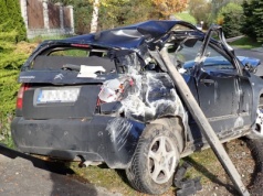 Dachowanie. Pijany kierowca uciekł i zostawił ranną pasażerkę