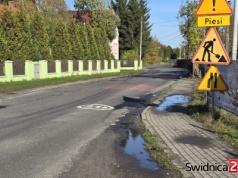 Drogowcy zabrali się za łatanie powiatowej drogi rozjeżdżonej w czasie objazdu. Planują też większy remont