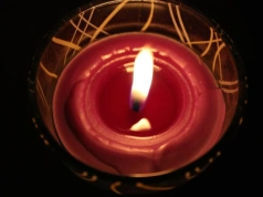 Dodaj tę przyprawę do znicza. Będzie świecić dłużej