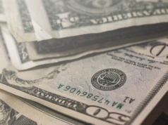 Stopy procentowe w USA w dół. Dolar zyskuje po słowach szefa Fed