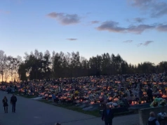 Nie muszą już jechać na cmentarz. Młodzi inaczej pamiętają o zmarłych