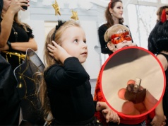 Gwoździe i igły w cukierkach na Halloween. 