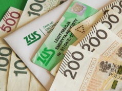 ​ZUS wyśle co najmniej 1409,18 zł przez 6 miesięcy. Kto i kiedy otrzyma przelew?