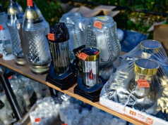 Chryzantemy i solarne znicze udekorują groby