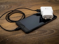 Nigdy nie ładuj tak telefonu. Oszuści mogą to wykorzystać. Ryzykujesz utratą danych i pieniędzy