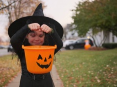 Na osiedlach powinny obowiązywać oznaczenia o Halloween. Sąsiedzka awantura z przykrym finałem