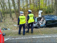 Zjechał z drogi, uderzył w drzewo i dachował. Kierowca zginął na miejscu