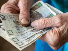 Dodatki dla seniorów w 2025 r.: pielęgnacyjny, kompensacyjny, sierocy. Tyle można otrzymać