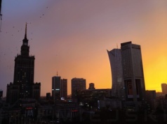 Granatowe chmury, tęcza i złoto czerwieni nad Warszawą. Niespotykany zachód słońca