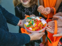 Popularny ksiądz zabrał głos w sprawie Halloween. Internauci zaskoczeni