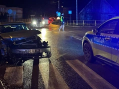 Zderzenie dwóch aut w Jabłoni Kościelnej. Dwoje dzieci trafiło do szpitala