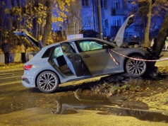 Poważny wypadek na skrzyżowaniu, jeden z kierowców jest ciężko ranny. Droga całkowicie zablokowana