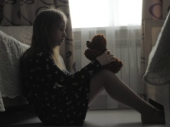 Rodzicielstwo na autopilocie rujnuje zdrowie psychiczne dzieci. Jeden drobny zwyczaj może to zmienić