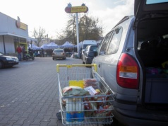 Koniec z bilecikami. Nowe zasady na parkingach Biedronki