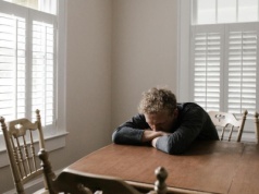 Nie pieniądze, lecz samoocena. Nowe badania pokazują, kto żyje krócej