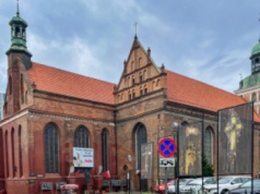 Panele fotowoltaiczne znikają z dachu Bazyliki św. Brygidy w Gdańsku