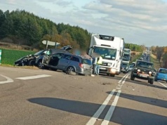 Zderzenie BMW z oplem na drodze krajowej. Trwa akcja ratunkowa, są utrudnienia w ruchu