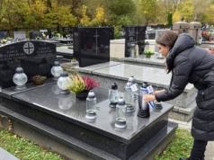 Znicze od radnych w dowód pamięci (ZDJĘCIA)