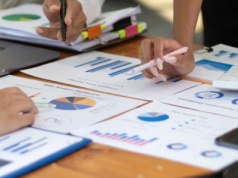 Hybrydowy etat, dodatki i pewna umowa. Chcesz zarabiać ponad 10 tys. zł brutto? Rekrutacja trwa