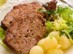 Ekspresowa pieczeń rzymska z porem i gruszką Jurka Sobieniaka. Obiad z piekarnika w pół godziny