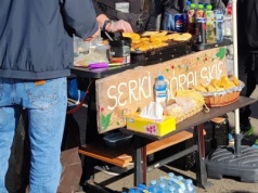 Atmosfera przy cmentarzach bardziej przypomina festyn niż dzień zadumy