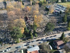 Tłumy i korki przy cmentarzach w dniu Wszystkich Świętych