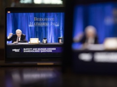 Berkshire Hathaway z solidnym zyskiem i górą gotówki