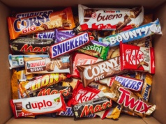 Niebezpieczne znalezisko w halloweenowych słodyczach. Dzieci z Oświęcimia znalazły w cukierkach ostre metalowe przedmioty