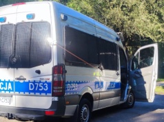 Między blokami biegła naga kobieta, za nią podążał mężczyzna. Nie ma powodów do niepokoju