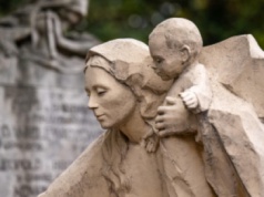 Groby na Starym Cmentarzu w Łodzi skrywają niezwykłe ludzkie historie