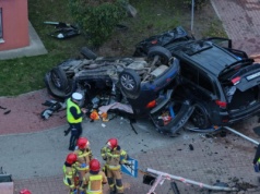 Poważne zderzenie dwóch aut! Jedno dachowało i uderzyło w pieszą. 7 osób rannych, z czego aż pięć ciężko