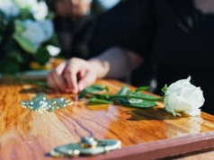 Śmierć pracownika a obowiązki pracodawcy. Firma musi dopilnować formalności