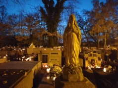 Stary Cmentarz w Tarnowie zachwyca po zmroku