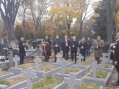 Hołd dla bohaterów. Delegacje odwiedziły częstochowskie nekropolie