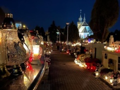 Noc pełna światła i zadumy. W Uroczystość Wszystkich Świętych modlimy się za tych, którzy odeszli