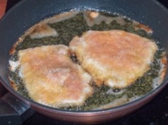 Znajoma podpowiedziała mi ten trik. Od teraz, panierka trzyma się schabowych jak należy