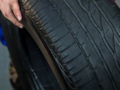 Używane opony kuszą ceną i wyglądem, ale prawda wychodzi w trasie. Fachowcy nie mają złudzeń