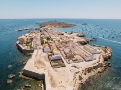 Maleńka, ale niezwykła. Kto raz tu przypłynie, zapomina o Ibizie. Czaruje spokojem i widokami