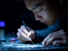 Chińczycy rozbili grupę fałszującą elektronikę. Podróbki mogły trafić do samochodów