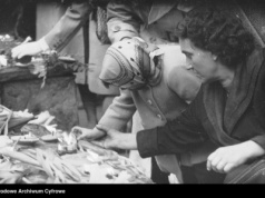 QUIZ PRL: Wszystkich Świętych – od chryzantem i zniczy po cenzurę. Ile wiesz o obcho…