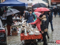 Deszczowa giełda staroci nie odstraszyła miłośników rzeczy niezwykłych