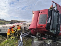 Cysterna przewróciła się na autostradzie. Wyciekły substancje, służące do produkcji farb