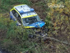 Pościg pod Warszawą. Policyjny radiowóz uderzył w drzewo. Ranny policjant