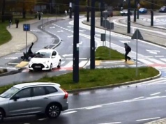 Olsztyn: Rowerzysta nie ustąpił pierwszeństwa i wjechał wprost pod koła samochodu