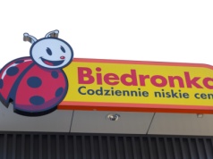 Biedronka tnie ceny o połowę i jeszcze rozdaje gratisy. Tłumy w sklepach od 3 listopada