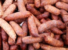 Większość wyrzuca taką kiełbasę. Wyjaśniamy, co oznacza biały nalot