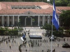 Tuż przed wyborami: partia rządząca zastępuje parlament „stałą komisją” – i oskarża opozycję o „wyborczy pucz”