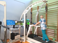 Technologia, wiedza i serce. Pacjenci szpitala rehabilitacyjnego w Jaworzu czują się tu dobrze | WIDEO