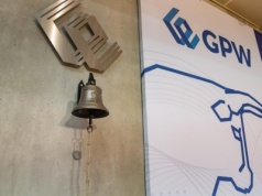 „Trzeba mieć co najmniej 19 855 zł, żeby zacząć”. Dlaczego Polacy tracą szanse na zyski z inwestycji?